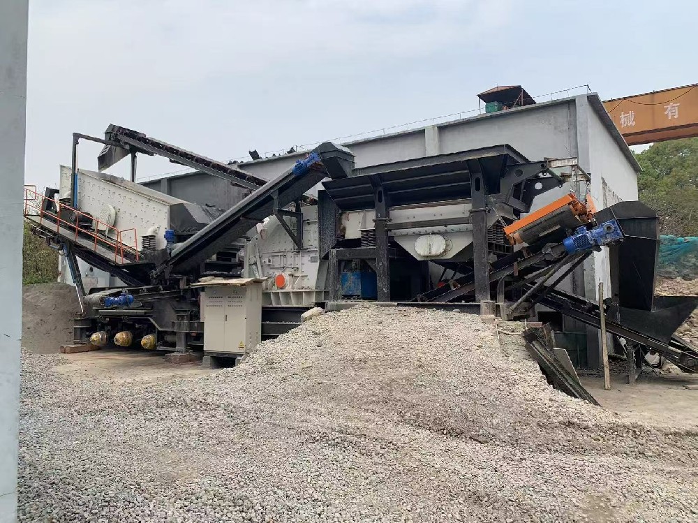 Armenian customers purchased our 200-ton mobile crushing production line on site
