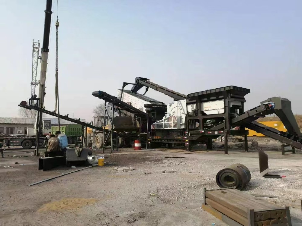 Argentinian customers purchased our 100-ton mobile crushing production line on site