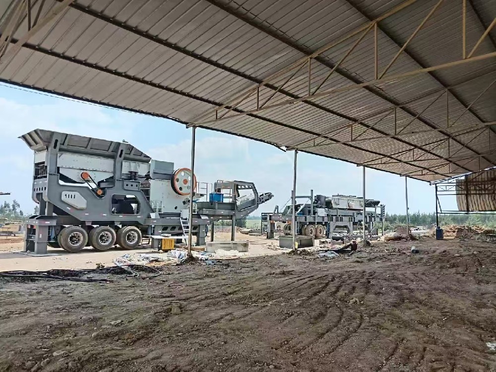 Cambodian customers purchased our 100-ton mobile crushing production line on site